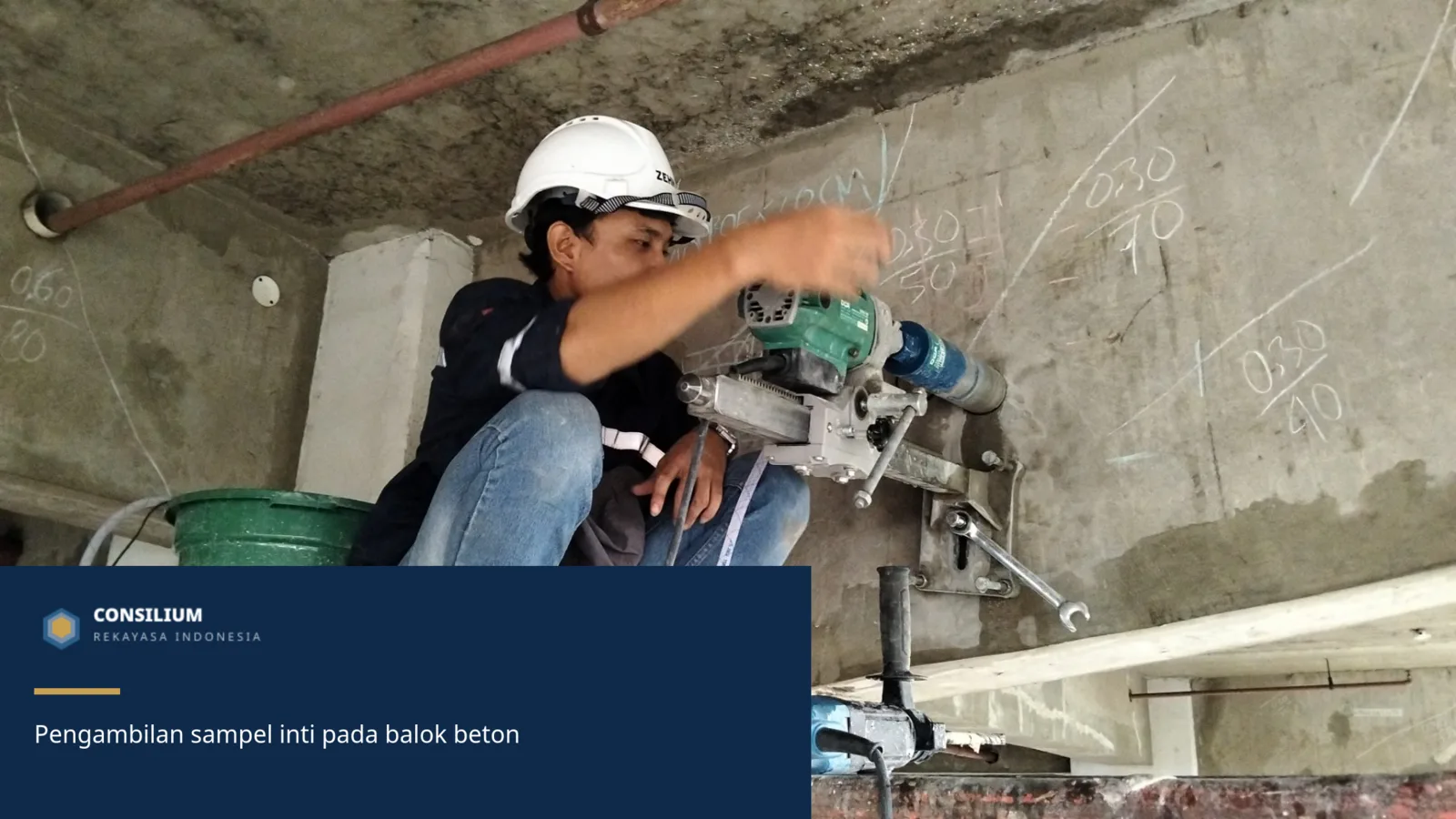Pengambilan sampel inti dari balok beton bangunan existing