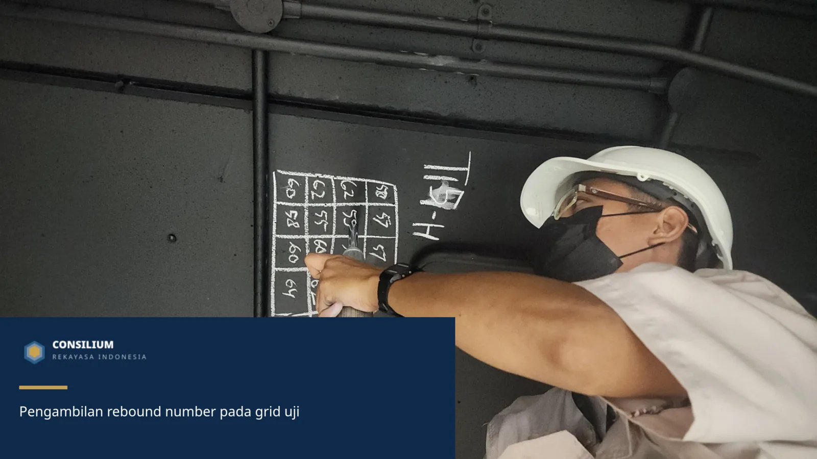 Pengambilan rebound number pada grid uji Hammer Test beton